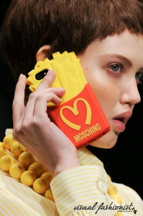 Moschino con Jeremy Scott: la moda fast fashion in stile McDonald è la rivoluzione