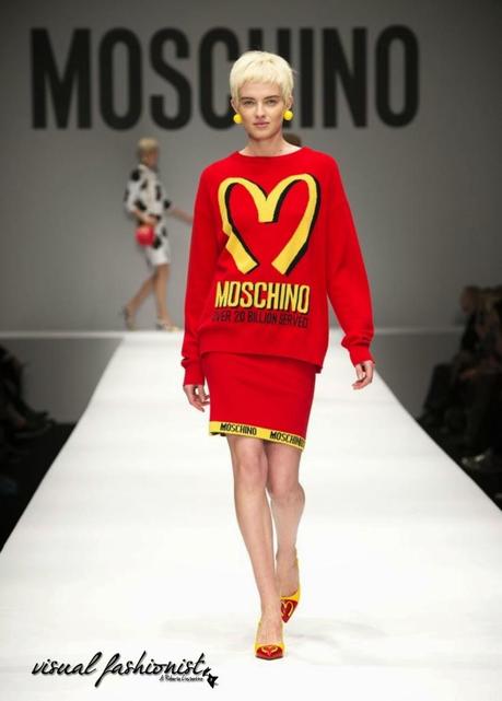 Moschino con Jeremy Scott: la moda fast fashion in stile McDonald è la rivoluzione