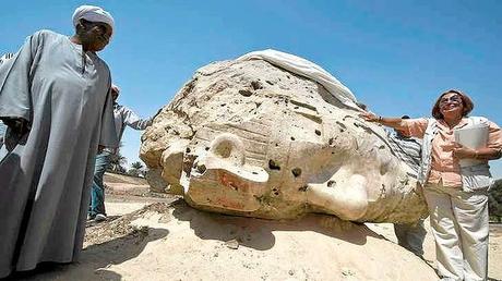 Altre statue di Amenhotep III riemergono in Egitto