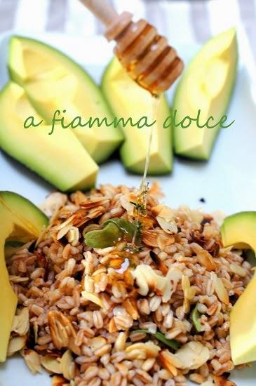 Insalata di avocado, farro e miele