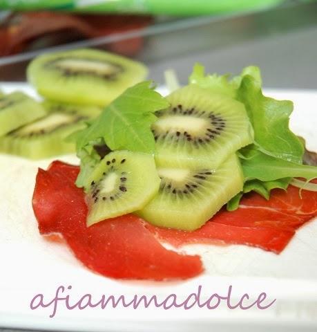 involtini kiwi e bresaola