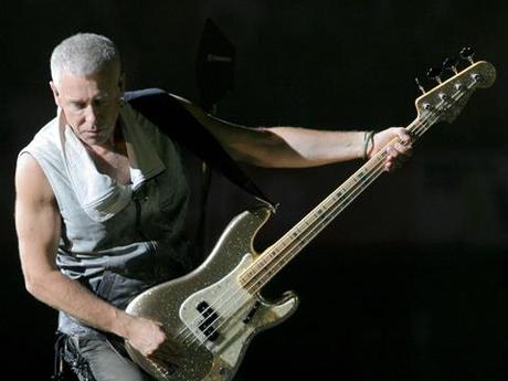Il bassista degli U2, 54 anni