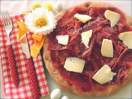 pizza integrale con bresaola e pecorino