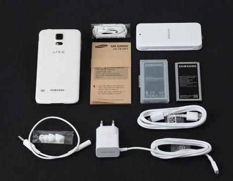 3febc60ee958181775d2c9c73516d3bd 600x466 Samsung Galaxy S5: unboxing della versione coreana dotata di numerosi accessori smartphone  samsung galaxy s5 samsung 