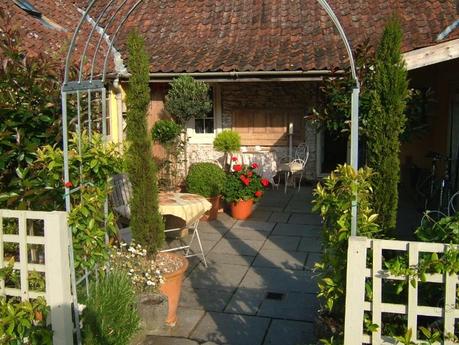 The Post House courtyard/Summer breakfast area