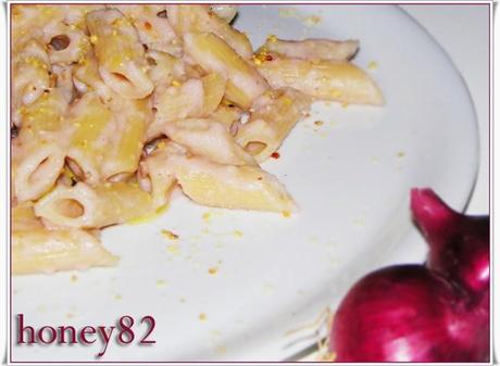 PENNE IN SALSA DI CIPOLLE ROSSE E NOCCIOLE