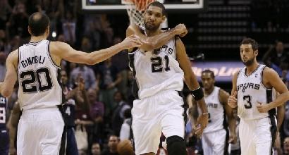 Show di Belinelli e gli Spurs fanno 16