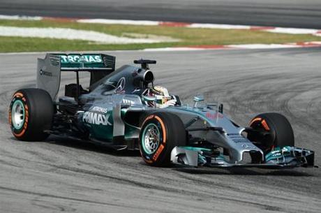 Sepang Hamilton 500x3321 F1, HAMILTON DOMINA IL GP MALESIA 2014, ALONSO ANCORA QUARTO