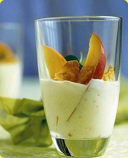 Mango e yogurt con anacardi e cornflakes