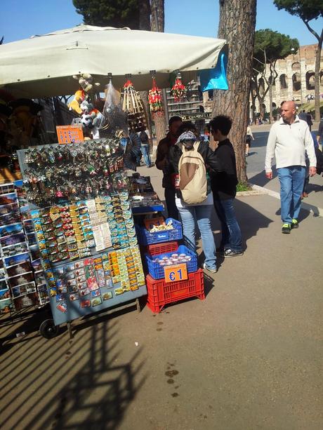 Colosseo day after Obama. Il ritorno della monnezza. Solo un popolo come i romani può accettare questa siderale presa per i fondelli: la città ordinata solo se arriva un capo di stato estero