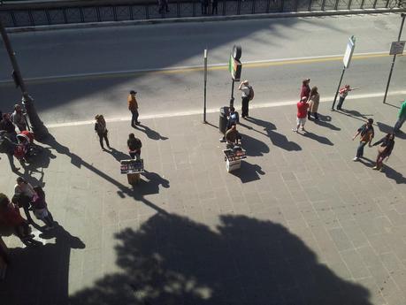 Colosseo day after Obama. Il ritorno della monnezza. Solo un popolo come i romani può accettare questa siderale presa per i fondelli: la città ordinata solo se arriva un capo di stato estero