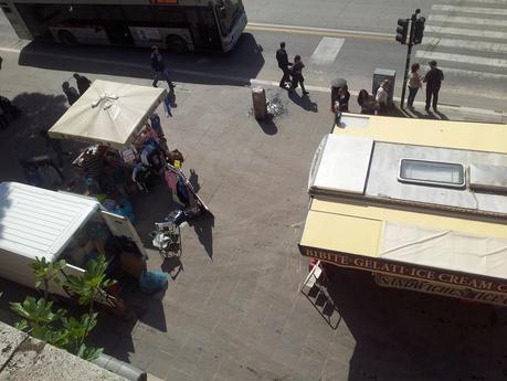 Colosseo day after Obama. Il ritorno della monnezza. Solo un popolo come i romani può accettare questa siderale presa per i fondelli: la città ordinata solo se arriva un capo di stato estero