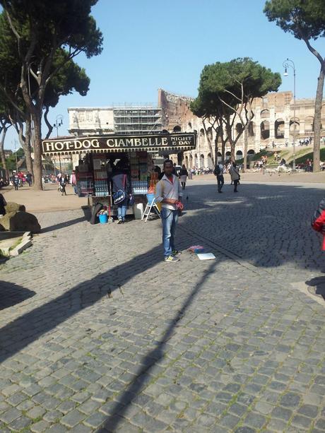 Colosseo day after Obama. Il ritorno della monnezza. Solo un popolo come i romani può accettare questa siderale presa per i fondelli: la città ordinata solo se arriva un capo di stato estero