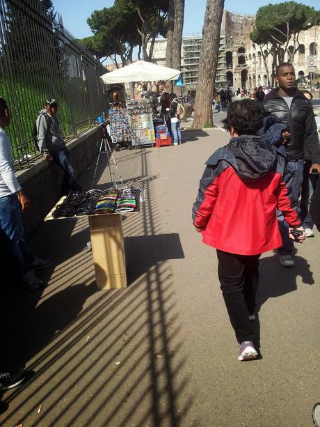 Colosseo day after Obama. Il ritorno della monnezza. Solo un popolo come i romani può accettare questa siderale presa per i fondelli: la città ordinata solo se arriva un capo di stato estero