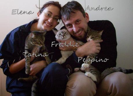 Foto di gruppo della mia famiglia Foto che ritrae mia moglie e i miei tre gatti e me