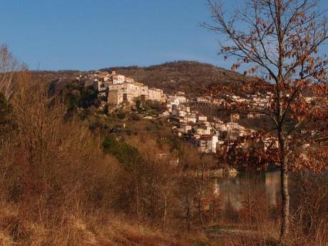 Barrea baciata dal sole caldo del pomeriggio inoltrato