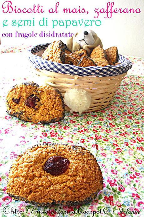 Biscotti al mais, zafferano e semi di papavero con fragole disidratate