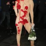 Lady Gaga vestita di rose rosse a New York07
