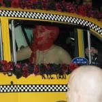 Lady Gaga vestita di rose rosse a New York (foto)