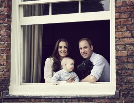 Kate William in finestra col piccolo George