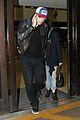 Mila Kunis Ashton Kutcher arrivano a casa da iowa 03