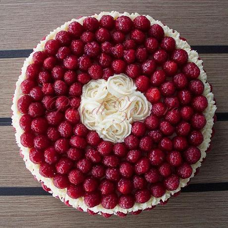 decorazione torta lamponi e crema cioccolato bianco