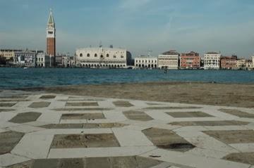 Biennale - Arte 2013 chiude in bellezza.Outsiders all'opera nell'Encicolopedico Serenissimo Palazzo.