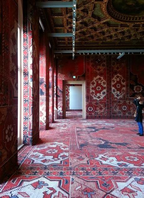 RUDOLF STINGEL - La madre di tutte le istallazioni site-specific è oggi a Venezia-Palazzo Grassi, coinvolgente e magnifica.