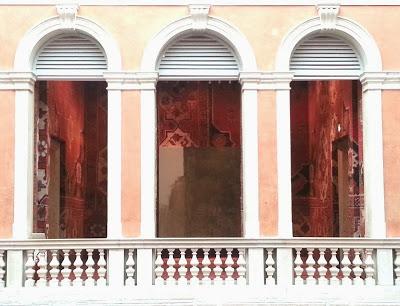 RUDOLF STINGEL - La madre di tutte le istallazioni site-specific è oggi a Venezia-Palazzo Grassi, coinvolgente e magnifica.