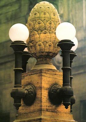 l'Architettura della Stazione Centrale di Milano, tra tardivi classicismi ottocenteschi e larvate tensioni di modernità. Un monumento di cattivo gusto come scrigno di piccole gemme.