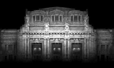 l'Architettura della Stazione Centrale di Milano, tra tardivi classicismi ottocenteschi e larvate tensioni di modernità. Un monumento di cattivo gusto come scrigno di piccole gemme.