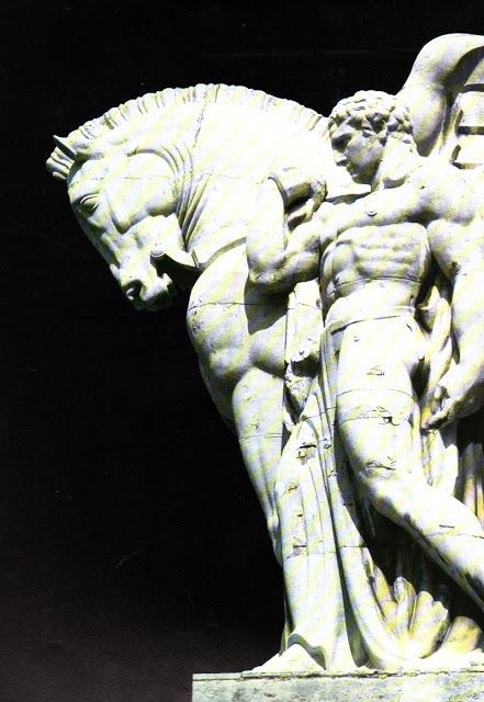 l'Architettura della Stazione Centrale di Milano, tra tardivi classicismi ottocenteschi e larvate tensioni di modernità. Un monumento di cattivo gusto come scrigno di piccole gemme.