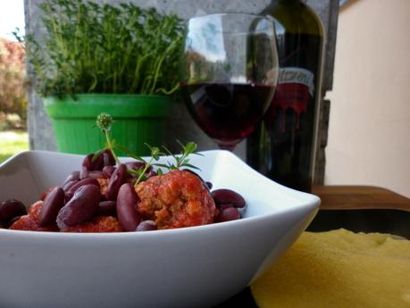 Polpette con ripieno di mortadella accompagnate da fagioli kidney e polenta