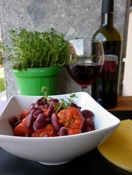 Polpette con ripieno di mortadella accompagnate da fagioli kidney e polenta