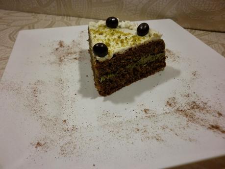 Torta al caffè ripiena di crema e granella di pistacchio