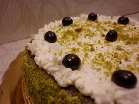 Torta al caffè ripiena di crema e granella di pistacchio