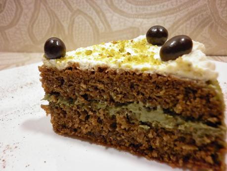 Torta al caffè ripiena di crema e granella di pistacchio