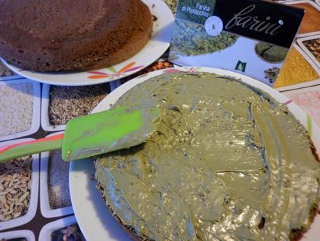 Torta al caffè ripiena di crema e granella di pistacchio