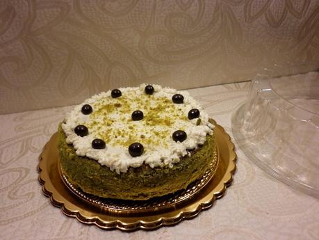 Torta al caffè ripiena di crema e granella di pistacchio