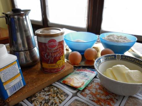 Torta al caffè ripiena di crema e granella di pistacchio