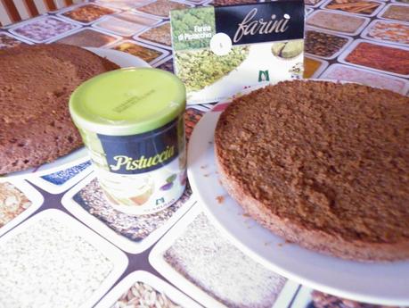 Torta al caffè ripiena di crema e granella di pistacchio