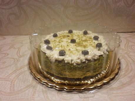 Torta al caffè ripiena di crema e granella di pistacchio