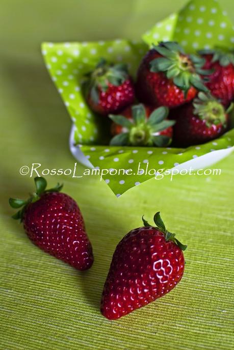 CESTINI CROCCANTI ALLE FRAGOLE CARAMELLATE CON CREMA DI MANDORLA E PROFUMO DI AGRUMI