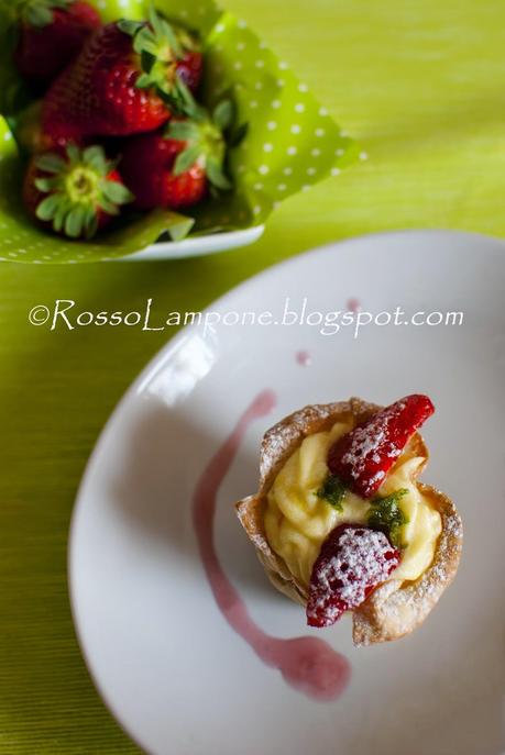 CESTINI CROCCANTI ALLE FRAGOLE CARAMELLATE CON CREMA DI MANDORLA E PROFUMO DI AGRUMI