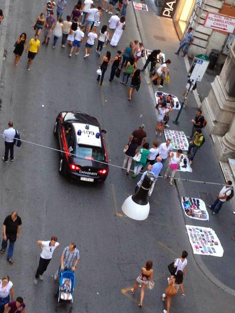 Foto di una città umiliata e mortificata che dovrebbero fare il giro del mondo. Polizia e Carabinieri, senza dire nulla, si fanno largo in mezzo agli abusivi