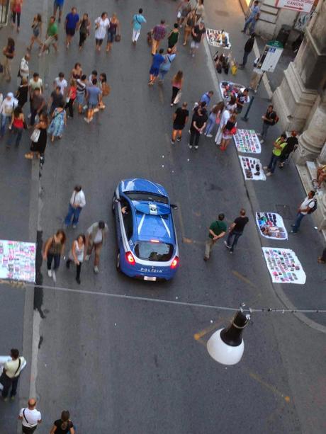 Foto di una città umiliata e mortificata che dovrebbero fare il giro del mondo. Polizia e Carabinieri, senza dire nulla, si fanno largo in mezzo agli abusivi