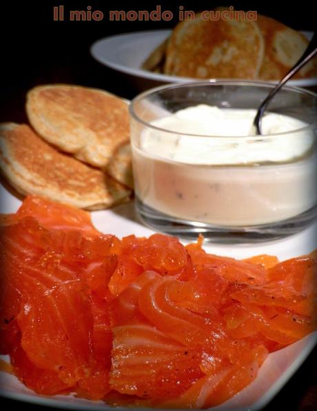 BLINIs di SEGALE e FIOCCHI di AVENA con SALMONE marinato alla CANNELLA  e ANICE STELLATO