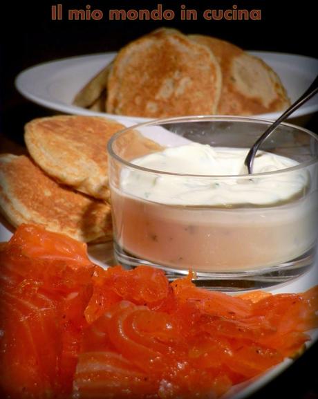 BLINIs di SEGALE e FIOCCHI di AVENA con SALMONE marinato alla CANNELLA  e ANICE STELLATO