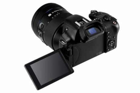 Samsung NX30 and 16-50mm_back