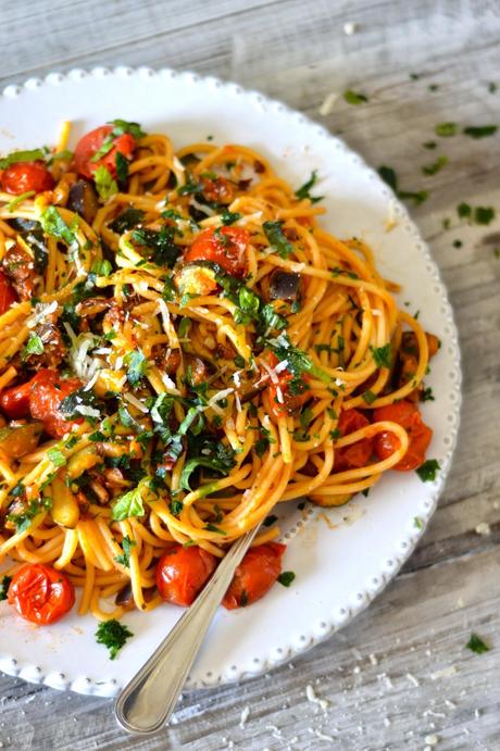 Spaghetti con ratatouille di verdure